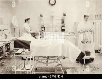 Blick auf den Gaardbrug über die Oudegracht in Utrecht, mit dem Domturm (Domplein) im Hintergrund. Stockfoto