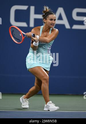 Queens, NY, USA. 3. September 2022. **KEINE NY-ZEITUNGEN**: IGA Swiatek gegen Lauren Davis während der US Open 2022 im USTA Billie Jean King National Tennis Center am 3. September 2022 in Queens, New York City. Kredit: Mpi04/Media Punch/Alamy Live Nachrichten Stockfoto