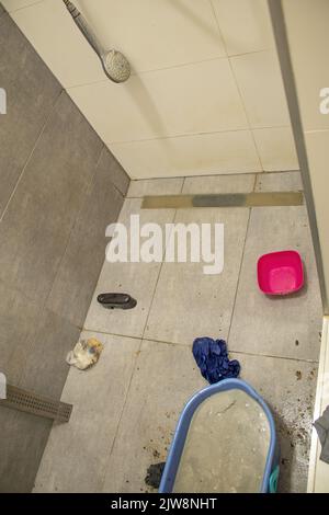 Verstopfter Abfall im Badezimmer. Stockfoto