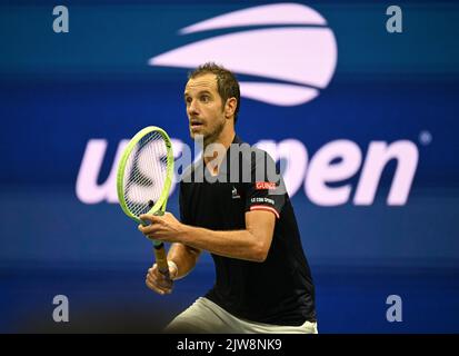 Queens, NY, USA. 3. September 2022. **KEINE NY-ZEITUNGEN**: Rafael Nadal gegen Richard Gasquet während der US Open 2022 im USTA Billie Jean King National Tennis Center am 3. September 2022 in Queens, New York City. Kredit: Mpi04/Media Punch/Alamy Live Nachrichten Stockfoto