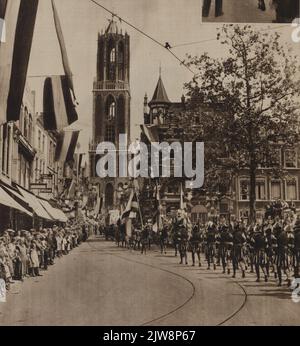 Bild der Maskenparade auf den Mariaplaats in Utrecht, mit dem Thema "der Eintritt von Prinz Willem van Oranje in Utrecht im Jahr 1577", anlässlich des 60.. Jahrestages (300 Jahre Bestehen) der Universität Utrecht; im Hintergrund der Domturm (Domplein). Stockfoto