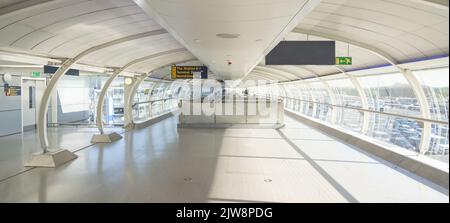 Laufsteg zwischen den Terminals am Flughafen Manchester - MANCHESTER, Großbritannien - 15. AUGUST 2022 Stockfoto