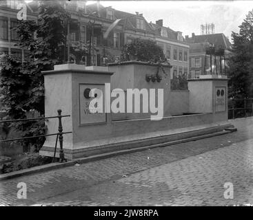 Bild der gegenüberliegenden Utrechtse Fabrik für Silberarbeiten C.J. Begeer (Oudegracht Tolsteegzijde 17) Brunnen, der anlässlich der Feierlichkeiten zum 54.-jährigen Bestehen der Universität in Utrecht mit dem Thema der triumphalen Reise des Germanicus in Rom im Jahr 17 n. Chr. nach Chr. erstellt wurde Die Adresse Oudegracht Tolsteegzijde 17 wurde 1917 in Oudegracht 187 geändert. Stockfoto