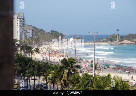 Ipanema Strand in Rio de Janeiro, Brasilien - 25. Oktober 2022: Ipanema Strand voll in einem schönen sonnigen Tag in Rio de Janeiro. Stockfoto