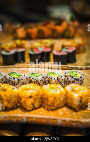 California Maki Roll Sushi-Platte mit vielen verschiedenen Arten von kalifornischen Sushi Maki-Rollen Stockfoto