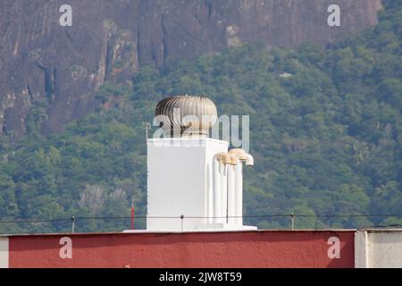 Windturbine auf einem Gebäude in Rio de Janeiro. Stockfoto