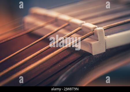 Saiten auf einer klassischen Akustikgitarre, Makroaufnahme. Stockfoto