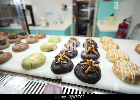 Schokolade Cookies Display zum Verkauf lokalen Speicher in singapur Stockfoto