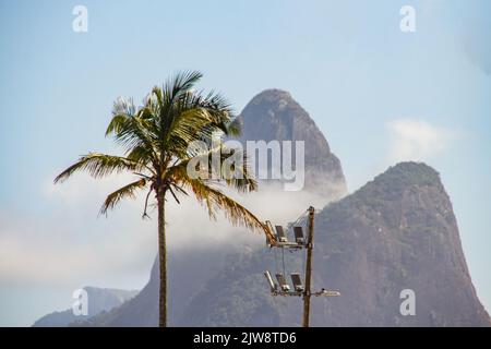 Two Hill Brother vom Strand von Ipanema in Rio de Janeiro aus gesehen. Stockfoto