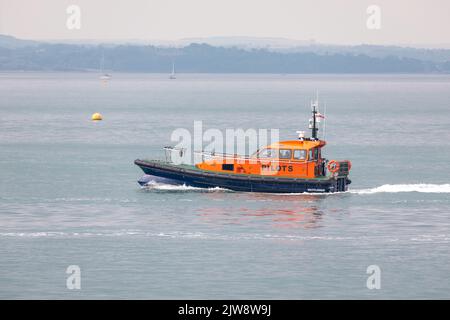 APB Pilot Boot Majestic in der Solent. Das Schiff fährt mit Geschwindigkeit von links nach rechts. Stockfoto