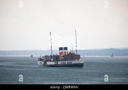 Paddle Steamer Waverley voller Touristen auf einem Tagesausflug rund um den Solent. Das einzige Beispiel für diesen Schiffstyp, der noch in der Welt in Betrieb ist. Stockfoto