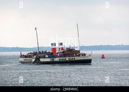 Paddle Steamer Waverley voller Touristen auf einem Tagesausflug rund um den Solent. Das einzige Beispiel für diesen Schiffstyp, der noch in der Welt in Betrieb ist. Stockfoto