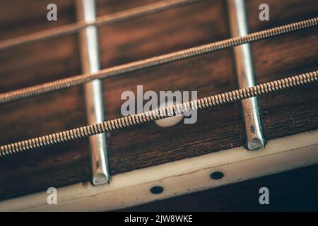 Akustischer Gitarrenhals, Makroaufnahme, Gitarrendetails. Stockfoto