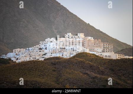 Blick auf die Stadt Mojacar mit ihren traditionellen weißen Häusern, auf einem erhöhten Berg im Südosten der Provinz Almeria (Andalusien) Stockfoto