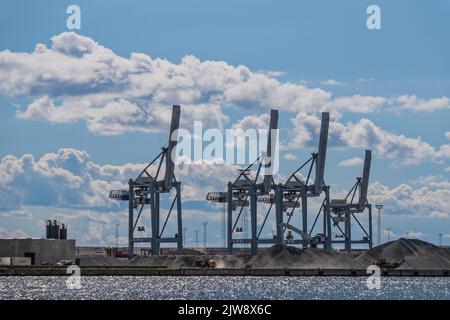 Industriekrane im Hafen von Aarhus in Dänemark Stockfoto