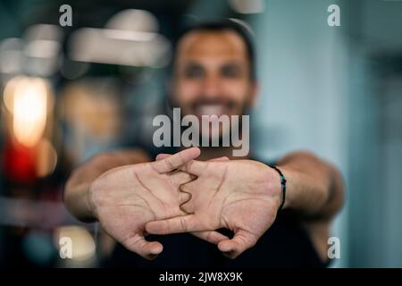 Nahaufnahme Des Lächelnden Schwarzen Männlichen Athleten, Der Vor Dem Sporttraining Die Finger Streckt Stockfoto