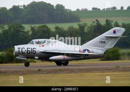 Mikoyan-Gurevich MIG 15 landete auf der Landebahn 24 auf der Duxford Summer Airshow am 23.. Juli 2022 Stockfoto