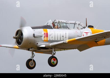 Harvard Mk.IV 'Taz' der Aircraft Restoration Company, die am 18.. Juni 2022 auf der Duxford Summer Airshow ausgestellt wurde Stockfoto