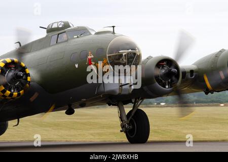 B-17 „Sally B“ vervollständigt seine Sommerflugausstellung The Duxford Summer Airshow am 18.. Juni 2022 Stockfoto