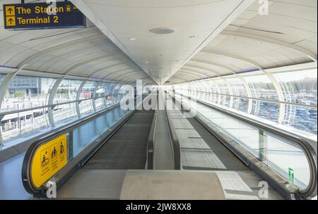 Laufsteg zwischen den Terminals am Flughafen Manchester - MANCHESTER, Großbritannien - 15. AUGUST 2022 Stockfoto