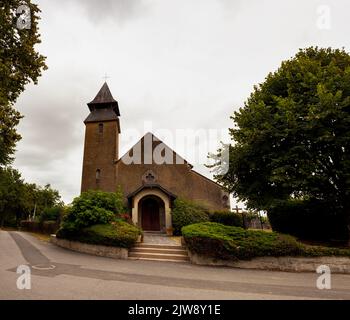 Blick auf die Kirche Église paroissiale Saint-Jacques-le-Majeur in Pomps. Pyrénées-Atlantiques in Frankreich Stockfoto