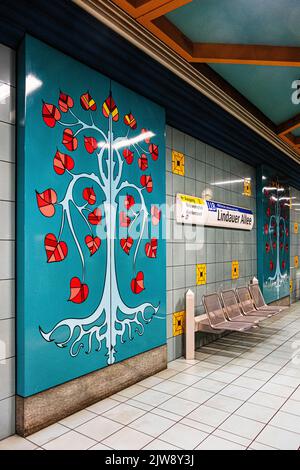 U Lindauer Allee, Reinickendorf, Berlin. Die U-Bahn-Station bedient die 1994 eröffnete Linie U8. Entworfen vom Architekten Rainer G. Rümmler Stockfoto