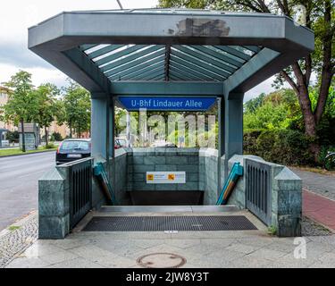 U Lindauer Allee, Reinickendorf, Berlin. Die U-Bahn-Station bedient die 1994 eröffnete Linie U8. Entworfen vom Architekten Rainer G. Rümmler Stockfoto