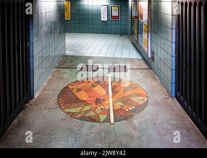 U Lindauer Allee, Reinickendorf, Berlin. Die U-Bahn-Station bedient die 1994 eröffnete Linie U8. Entworfen vom Architekten Rainer G. Rümmler Stockfoto