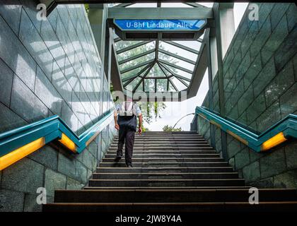 U Lindauer Allee, Reinickendorf, Berlin. Die U-Bahn-Station bedient die 1994 eröffnete Linie U8. Entworfen vom Architekten Rainer G. Rümmler Stockfoto