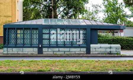 U Lindauer Allee, Reinickendorf, Berlin. Die U-Bahn-Station bedient die 1994 eröffnete Linie U8. Entworfen vom Architekten Rainer G. Rümmler Stockfoto