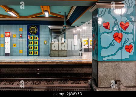 U Lindauer Allee, Reinickendorf, Berlin. Die U-Bahn-Station bedient die 1994 eröffnete Linie U8. Entworfen vom Architekten Rainer G. Rümmler Stockfoto