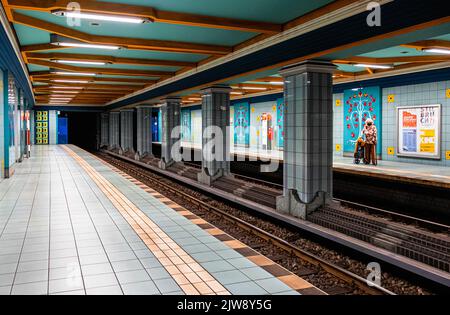 U Lindauer Allee, Reinickendorf, Berlin. Die U-Bahn-Station bedient die 1994 eröffnete Linie U8. Entworfen vom Architekten Rainer G. Rümmler Stockfoto