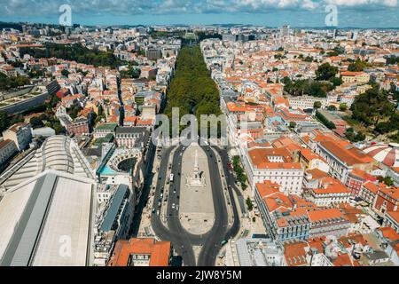 Luftdrohnenansicht des Restauradores Platzes mit Blick nach Norden in Richtung Avenida da Liberdade in Lissabon, Portugal Stockfoto