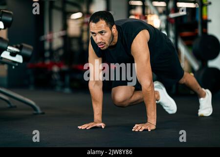Sportlich Motivierter African American Man Making Crossfit Training In Modern Gym Stockfoto