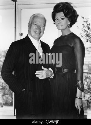 CHARLIE CHAPLIN und SOPHIA LOREN bei einem Presseempfang am 1. 1965. November im Savoy Hotel in London, um den Beginn der Dreharbeiten für Eine GRÄFIN AUS HONGKONG im Januar 1966 bekannt zu geben 1967 Regisseur / Schriftsteller / Musik CHARLES CHAPLIN Chaplin Film Productions Ltd. / Universal Picters Stockfoto