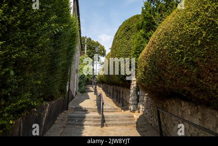 Die steilen Stufen, bekannt als Church Hill im Zentrum von Leigh-on-Sea, Essex, Großbritannien. Stockfoto