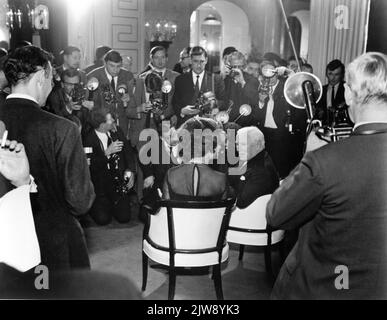 CHARLIE CHAPLIN und SOPHIA LOREN bei einem Presseempfang am 1. 1965. November im Savoy Hotel in London von Reportern/Fotografen umgeben, um den Beginn der Dreharbeiten für Charles CHAPLIN Chaplin Film Productions im Januar 1966 einer GRÄFIN AUS HONGKONG 1967, Regisseur, Schriftsteller und Musik, BEKANNT zu geben Ltd. / Universal Pictures Stockfoto