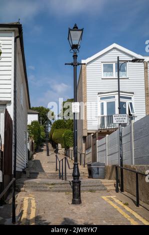 Die steilen Stufen, bekannt als Church Hill im Zentrum von Leigh-on-Sea, Essex, Großbritannien. Stockfoto