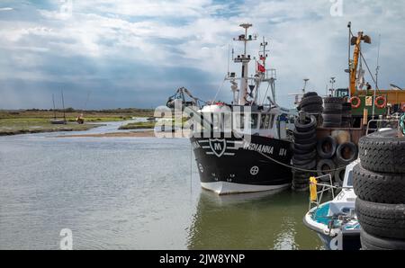 Das Herzmuscheln-Fischerboot Indianna wurde in seinem Heimathafen Leigh-on-Sea in Essex, Großbritannien, festgebunden. Stockfoto