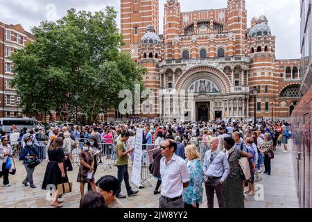 London, Großbritannien. Am 3.. September 2022 stehen religiöse Anhänger vor der Westminster Cathedral, um sich die Reliquien der St. Bernadette zum ersten Mal in Großbritannien während einer Tour durch England, Schottland und Wales im September und Oktober 2022 anzusehen. Stockfoto