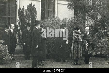 Bild des Besuchs von Prinzessin Juliana (Mitte) in der Universitätsbibliothek (Wittevrouwenstraat 11) in Utrecht; v.l.n.r. Prof. Baart de la Faille, Frau Keyman und G.A. Evers (Kuratoren), Prof. Vollgraff, Band, Jkvr. De Brauw, van Wijnbergen, De Geer (Kuratoren), Prinzessin Juliana und Dr. A. Hulshof (Bibliothekarin). Stockfoto