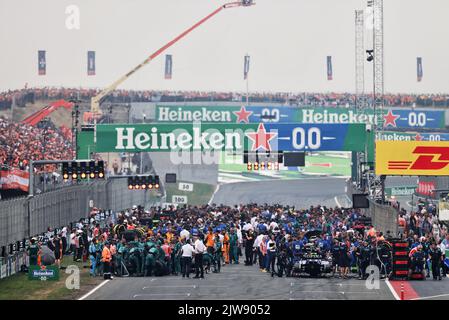 Das Startfeld vor dem Start des Rennens. Großer Preis von Holland, Sonntag, 4.. September 2022. Zandvoort, Niederlande. Stockfoto
