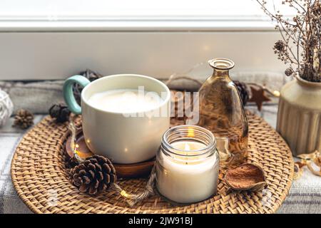 Gemütliches Zuhause Komposition mit einer Tasse Kaffee und Dekor, Nahaufnahme. Stockfoto