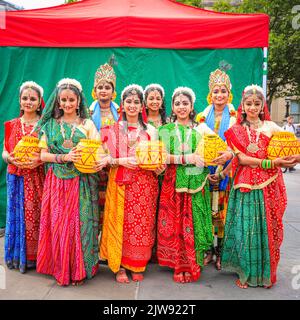 London, Großbritannien. 04. August 2022. Junge Mädchen aus einer Odissi-Tanzgruppe, einem alten indischen klassischen Tanz, freuen sich auf die Teilnahme an den Feierlichkeiten. Das Hindu Ratha Yatra Festival (alternative Schreibweise Rathayatra), Oder Chariot Festival, fällt auf den 4.. September dieses Jahres und wird in London mit einer Prozession der Chariots und Gottheiten vom Hyde Park zum Trafalgar Square gefeiert, begleitet von der Öffentlichkeit, gefolgt von Festlichkeiten, kostenlosem Essen und Aufführungen auf dem Trafalgar Square. Kredit: Imageplotter/Alamy Live Nachrichten Stockfoto