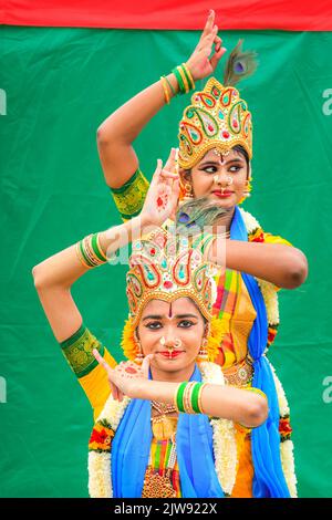 London, Großbritannien. 04. August 2022. Junge Mädchen aus einer Odissi-Tanzgruppe, einem alten indischen klassischen Tanz, freuen sich auf die Teilnahme an den Feierlichkeiten. Das Hindu Ratha Yatra Festival (alternative Schreibweise Rathayatra), Oder Chariot Festival, fällt auf den 4.. September dieses Jahres und wird in London mit einer Prozession der Chariots und Gottheiten vom Hyde Park zum Trafalgar Square gefeiert, begleitet von der Öffentlichkeit, gefolgt von Festlichkeiten, kostenlosem Essen und Aufführungen auf dem Trafalgar Square. Kredit: Imageplotter/Alamy Live Nachrichten Stockfoto