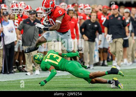 3. September 2022: Darnell Washington (0) von Georgia stellt dem Oregon Bryan Addison (13) während des Kick-fil-A Kickoff-Spiels mit den Georgia Bulldogs und den Oregon Ducks, das im Mercedes Benz Stadium in Atlanta, Georgia, gespielt wird, eine Hürde. Georgien besiegt Oregon 49-3. Cecil Copeland/CSM Stockfoto