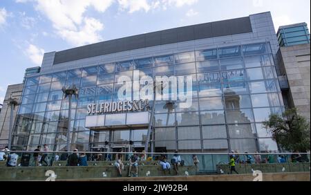 Kaufhaus Selfridges in Manchester - MANCHESTER, Großbritannien - 15. AUGUST 2022 Stockfoto