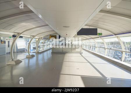Laufsteg zwischen den Terminals am Flughafen Manchester - MANCHESTER, Großbritannien - 15. AUGUST 2022 Stockfoto