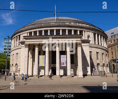 Central Library in der Stadt Manchester - MANCHESTER, Großbritannien - 15. AUGUST 2022 Stockfoto
