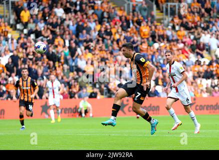 Ozan Tufan (Mitte) von Hull City versucht beim Sky Bet Championship-Spiel im MKM-Stadion, Hull, einen Torschuss. Bilddatum: Sonntag, 4. September 2022. Stockfoto